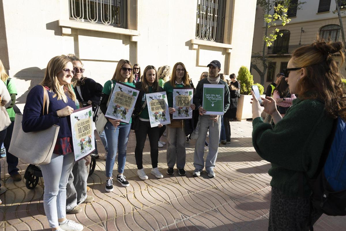 La concentración de apoyo a la huelga educativa en Xàtiva, en imágenes La concentración de apoyo a la huelga educativa en Xàtiva, en imágenes