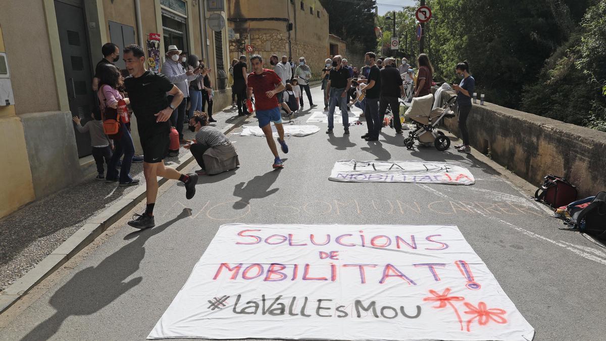 Protesta dels veïns del barri de Sant Daniel que reclamen un pla de mobilitat per viure «amb seguretat»