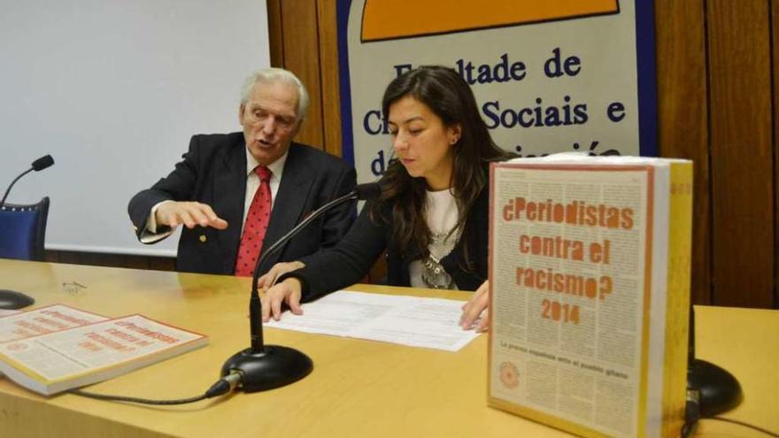 Juan de Dios Ramírez-Heredia y Enma Torres, en la presentación, ayer, del informe sobre los medios. // Duvi