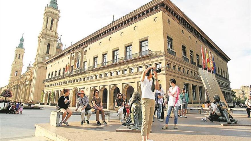 Más turistas, menos gasto