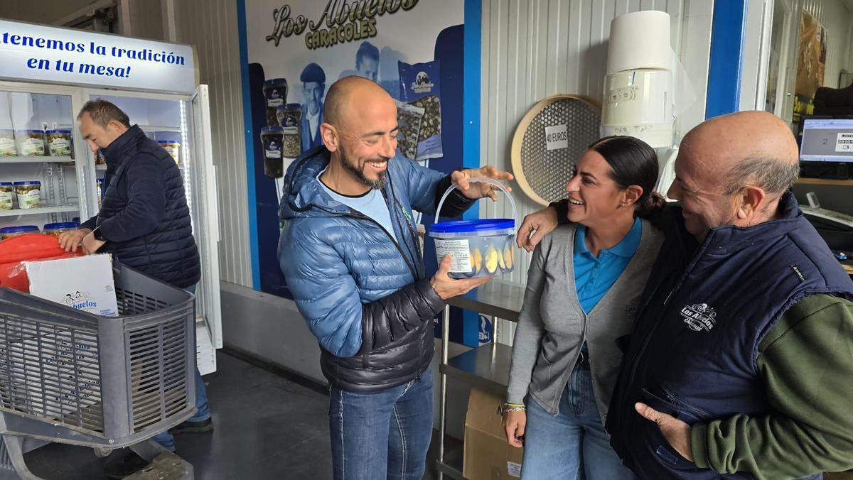 Francisco Berbel, con dos de sus hijos, que forman la segunda generación.