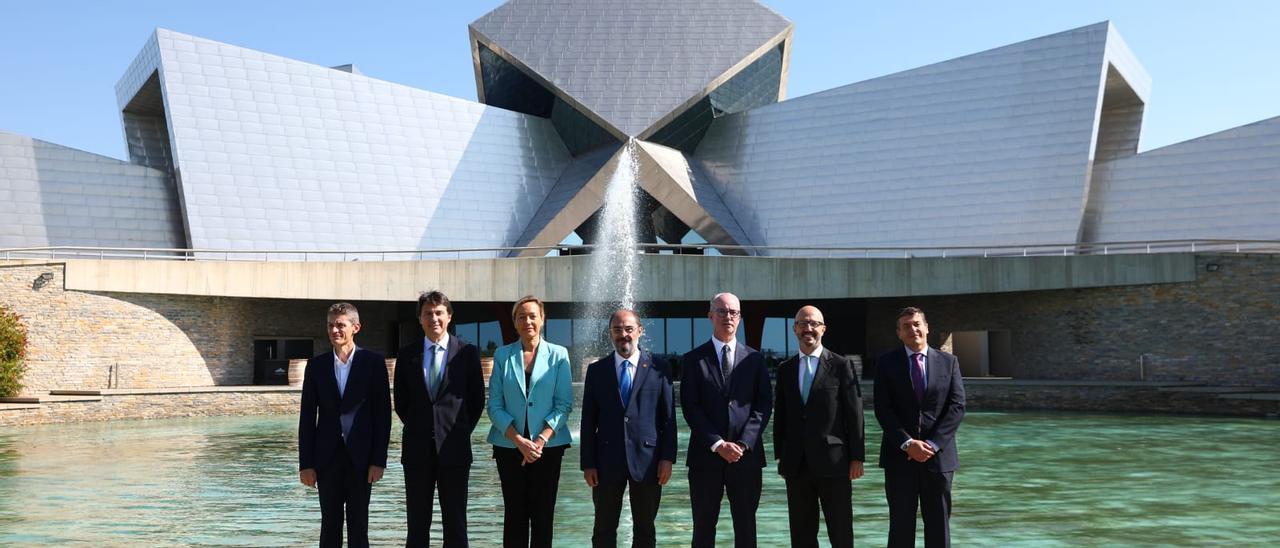 Los responsables de las tres empresas junto al presidente Lambán y la consejera Gastón.