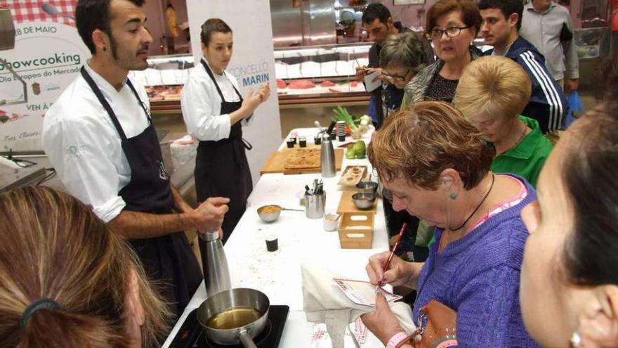 El chef Iñaki Bretal protagonizó un &quot;showcooking&quot; ante los clientes del mercado de Marín.  // Santos Álvarez