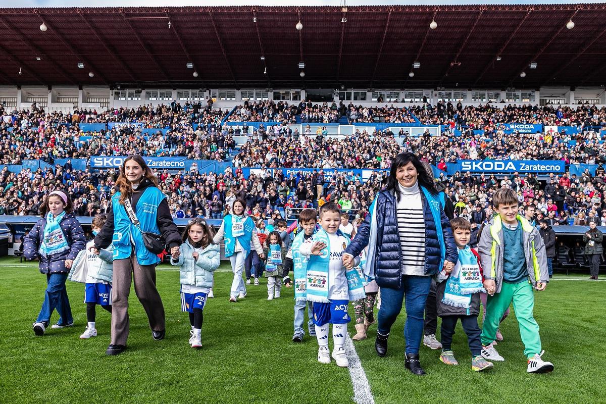 Salida de los niños de Aspanoa al césped de La Romareda el año pasado, recibiendo la ovación de todo el público. Asistieron 18.000 personas.