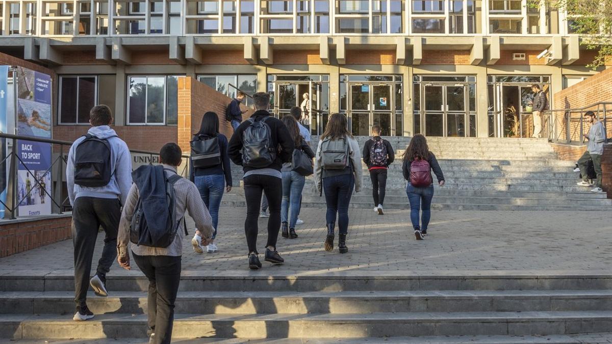 Imagen de archivo de unos jóvenes entrando en la Universidad de Barcelona