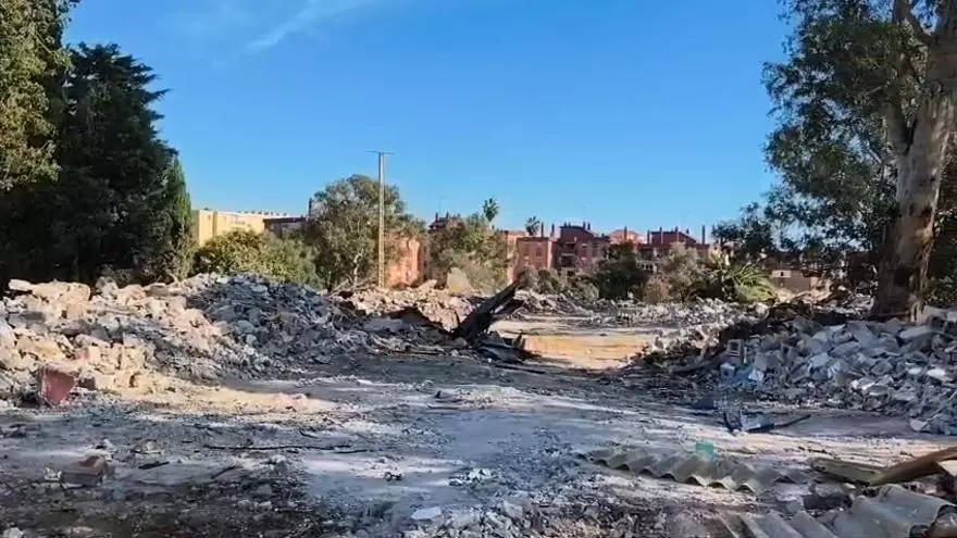 El Ayuntamiento derriba las cuadras de Teatinos tras 25 años de quejas de los vecinos