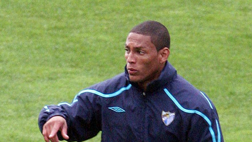 Trabajo. Adriano sólo puede entrenarse por ahora.