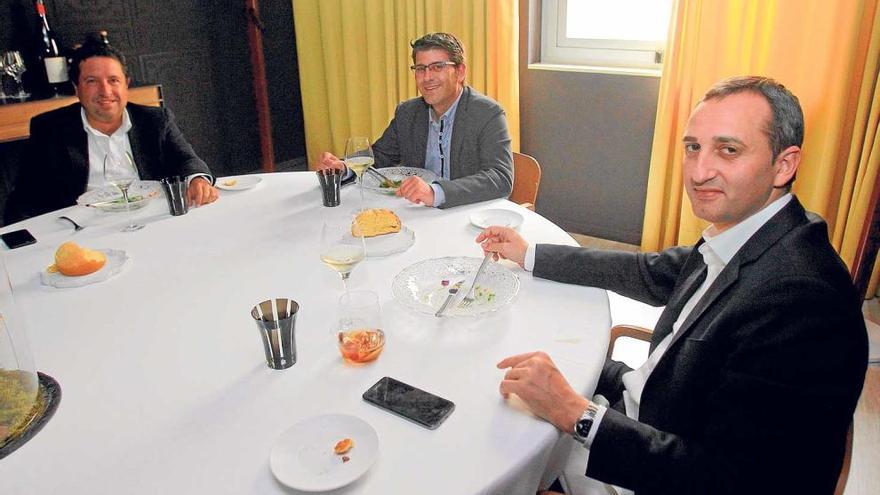 Un instante de la comida que César Sánchez, Javier Moliner y Jorge Rodríguez mantuvieron en un restaurante de Valencia.