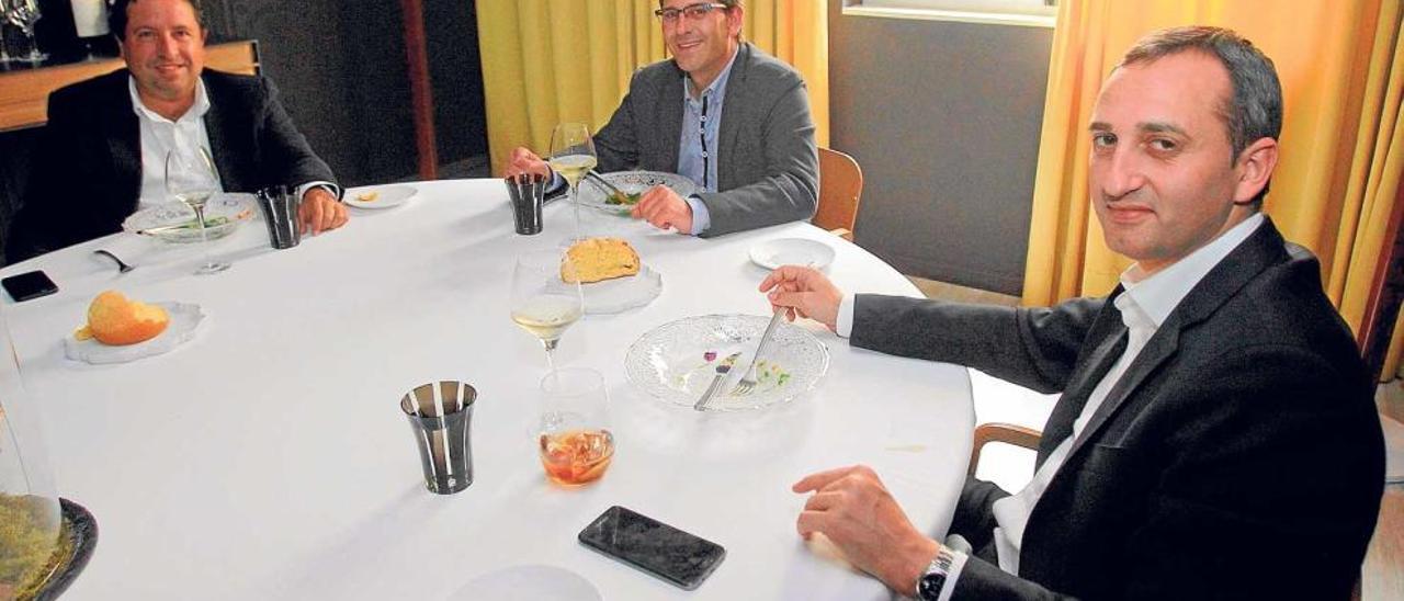 Un instante de la comida que César Sánchez, Javier Moliner y Jorge Rodríguez mantuvieron en un restaurante de Valencia.