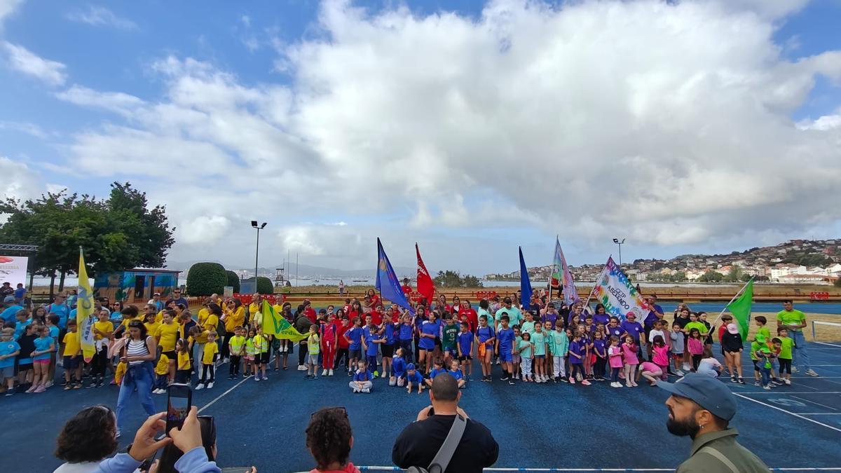 Foto de familia de participantes tras el desfile.