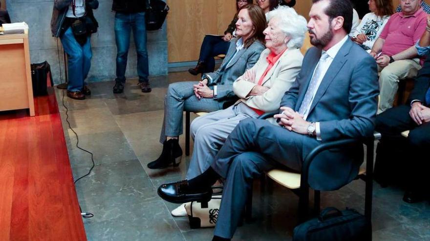 Sentados en primera fila, por la izquierda, Henar Ortiz, Menchu Álvarez del Valle y Jesús Ortiz, durante el juicio.