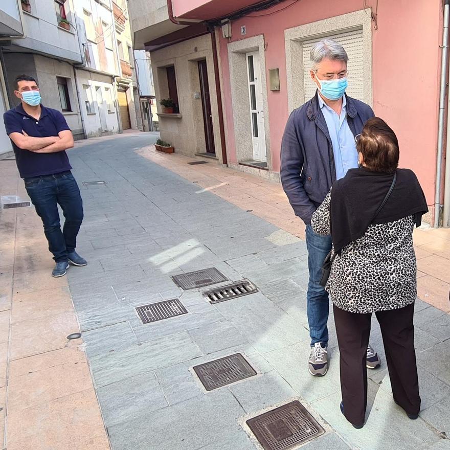 José Cacabelos habla con una vecina en la calle.