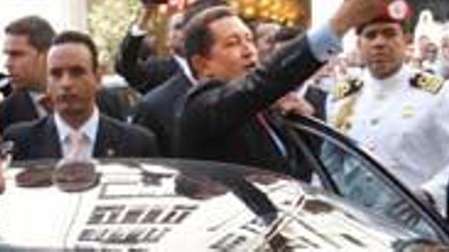 El presidente del grupo Repsol, Antoni Brufau (de espaldas), junto al presidente de Venezuela, Hugo Chávez.