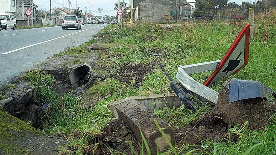 El coche se salió de la vía y chocó contra varios postes y una señal de tráfico