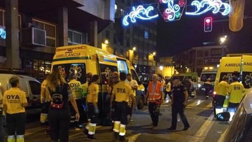 Los efectivos sanitarios, atendiendo a los heridos por caídas de cañas en el centro.