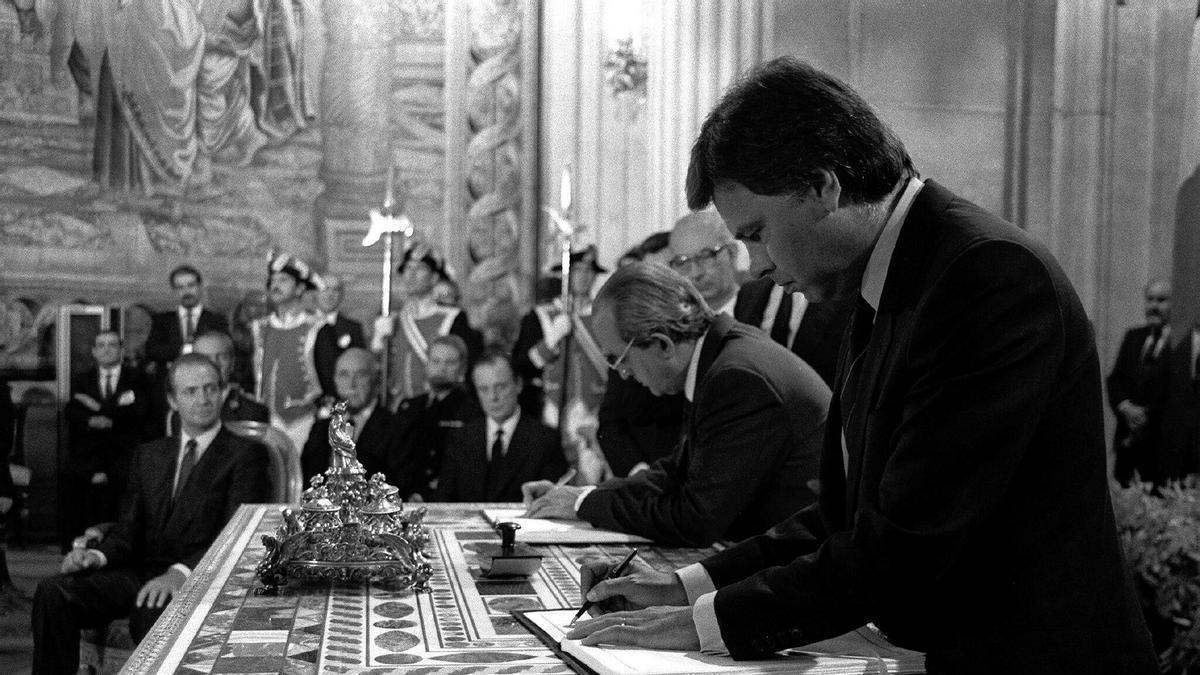 Fernando Morán y Felipe González firman el acta de adhesión a la CEE en el palacio Real de Madrid en junio de 1985.