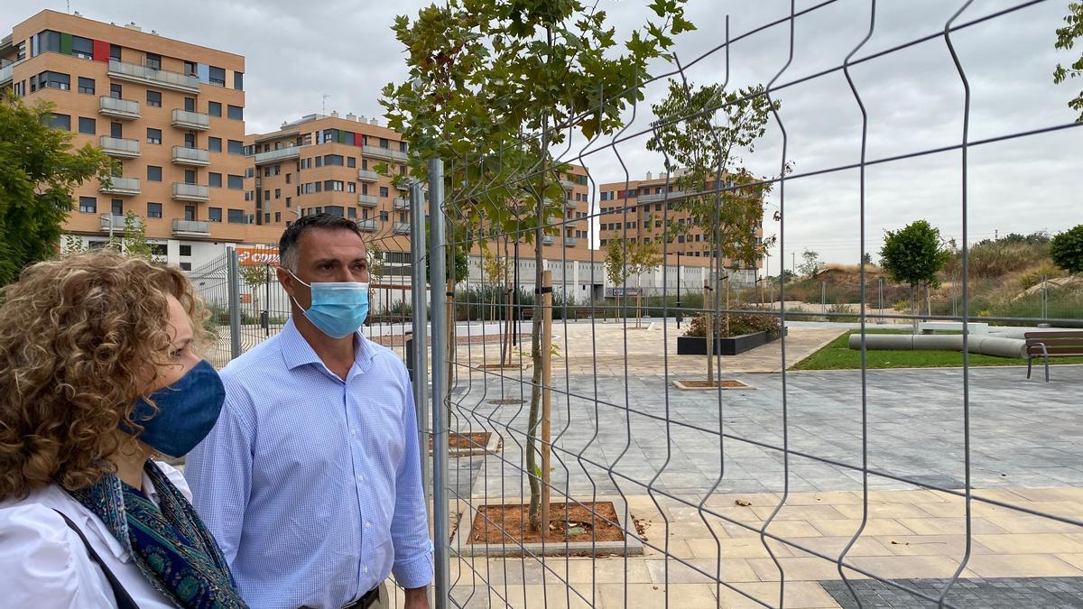 Gozalbo y Folgado en el parque del futuro Palacio de Justicia