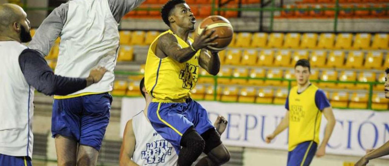 El base norteamericano Jalen Riley se entrenó ayer por la tarde en el Pazo Paco Paz con los que pueden ser sus nuevos compañeros. // Brais Lorenzo