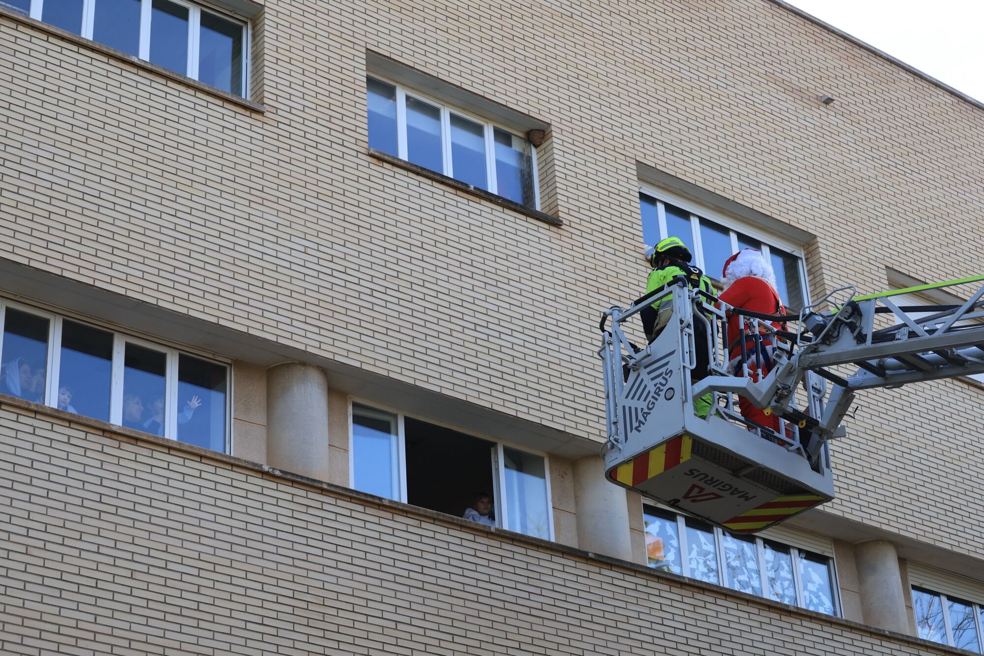 Mediterráneo y Todojuguete reparten ilusión entre los niños hospitalizados