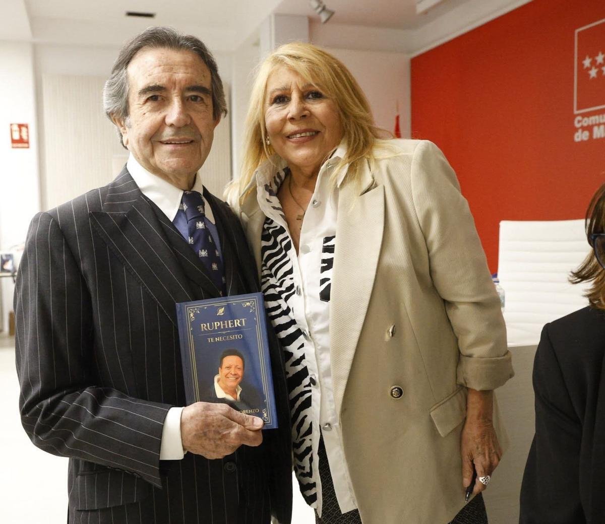 La autora con el empresario Enrique Cornejo.