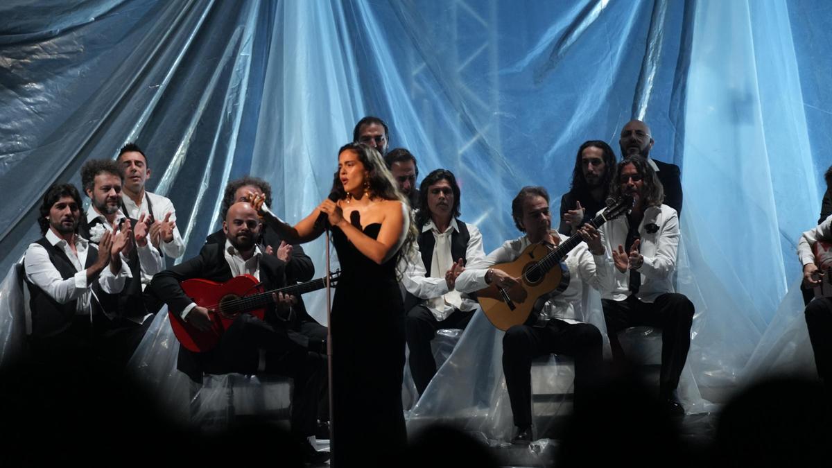 La cantante Rosalía actúa durante la gala de entrega de los Latin Grammy 2023, en Sevilla.