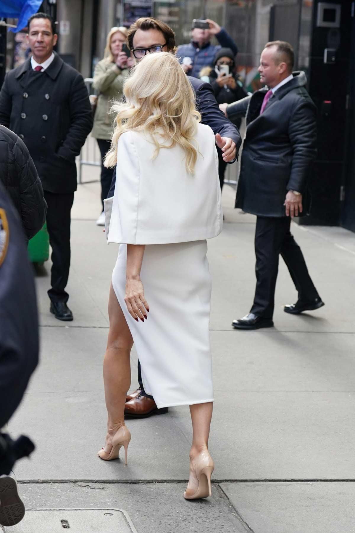 Pamela Anderson con vestido-capa, por la espalda