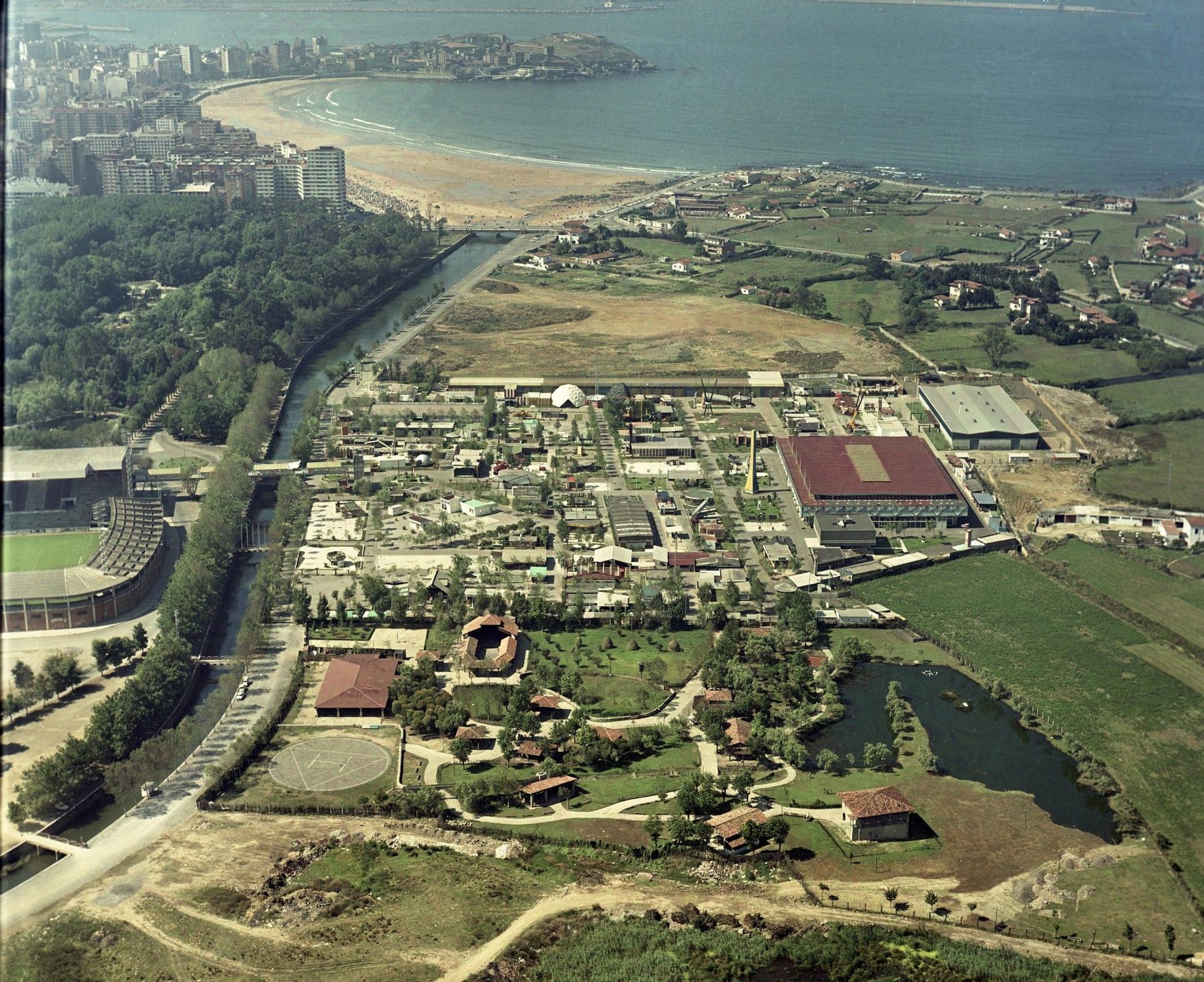 DICIEMBRE. Vista aérea del Muséu del Pueblu d’Asturies y la Feria de Muestras en 1975