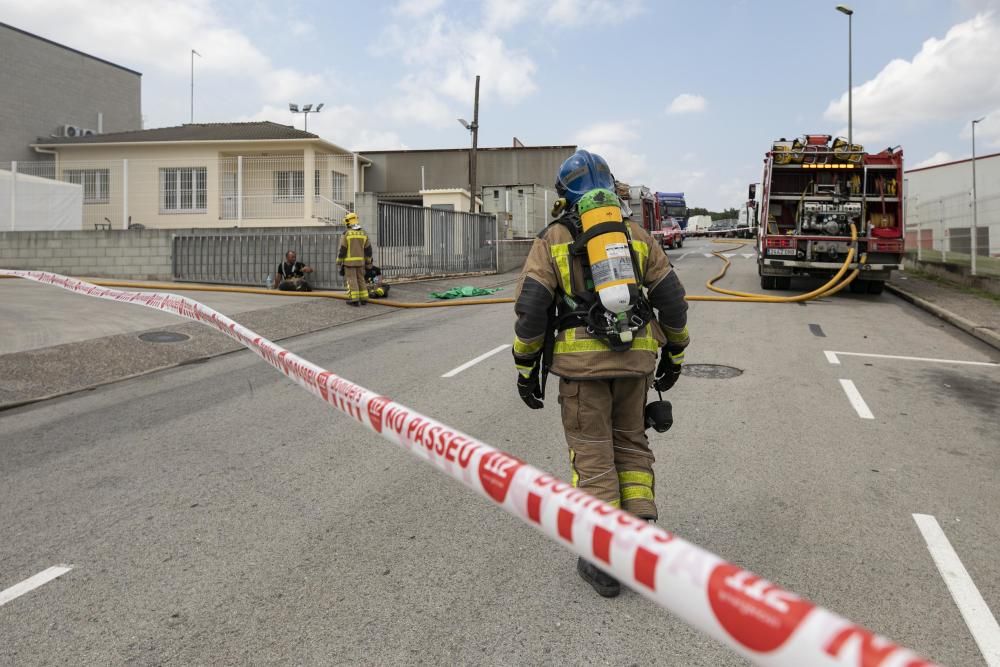 Incendi en una nau industrial de Riudellots