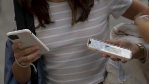 Polèmica per un llibre que vincula mòbils i ansietat adolescent