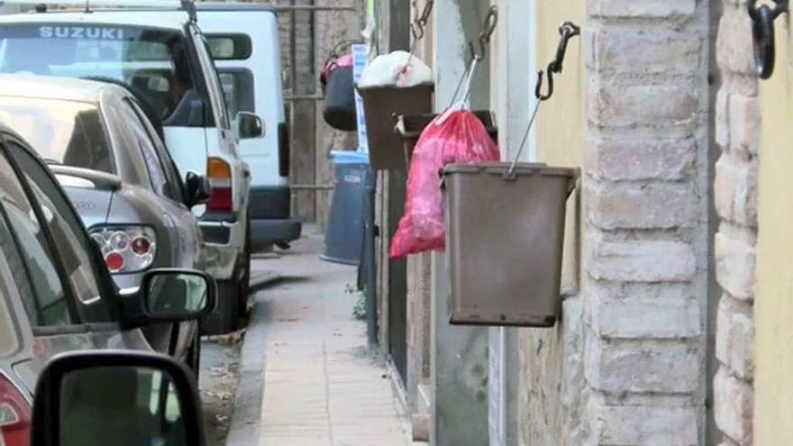 Bolsas de residuos en la puerta de domicilios en una localidad catalana.