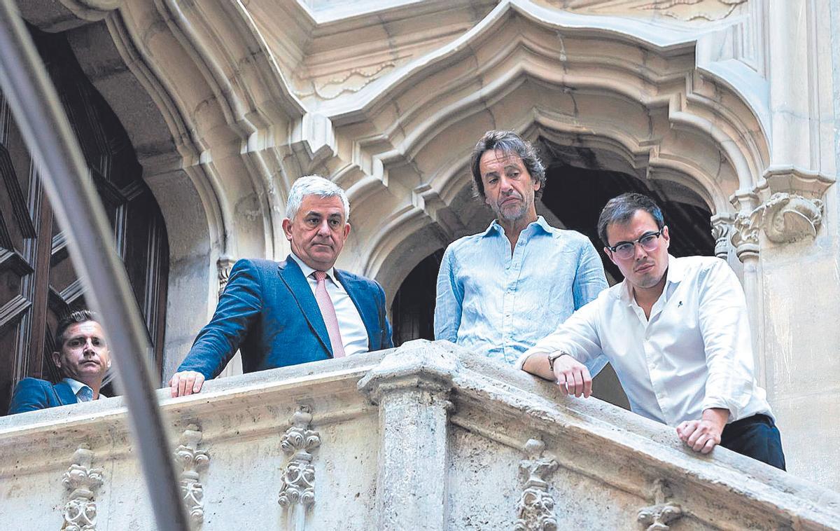 Santiago Lumbreras, a la izquierda de José Manuel Cuenca y Cayetano García, en el Palau en una imagen de archivo.