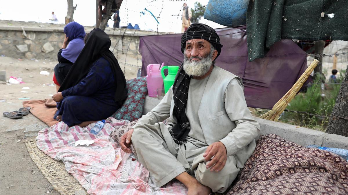 Un hombre, en un campo de refugiados.