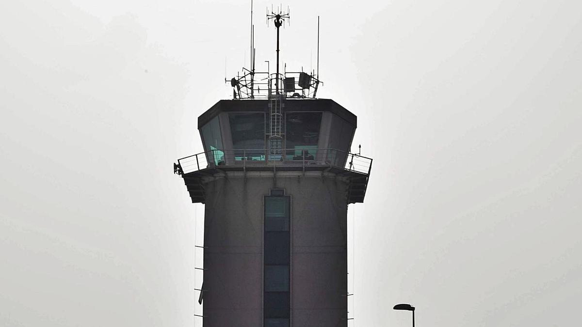 El aeropuerto de Alvedro, en una imagen tomada ayer. |   // VÍCTOR ECHAVE