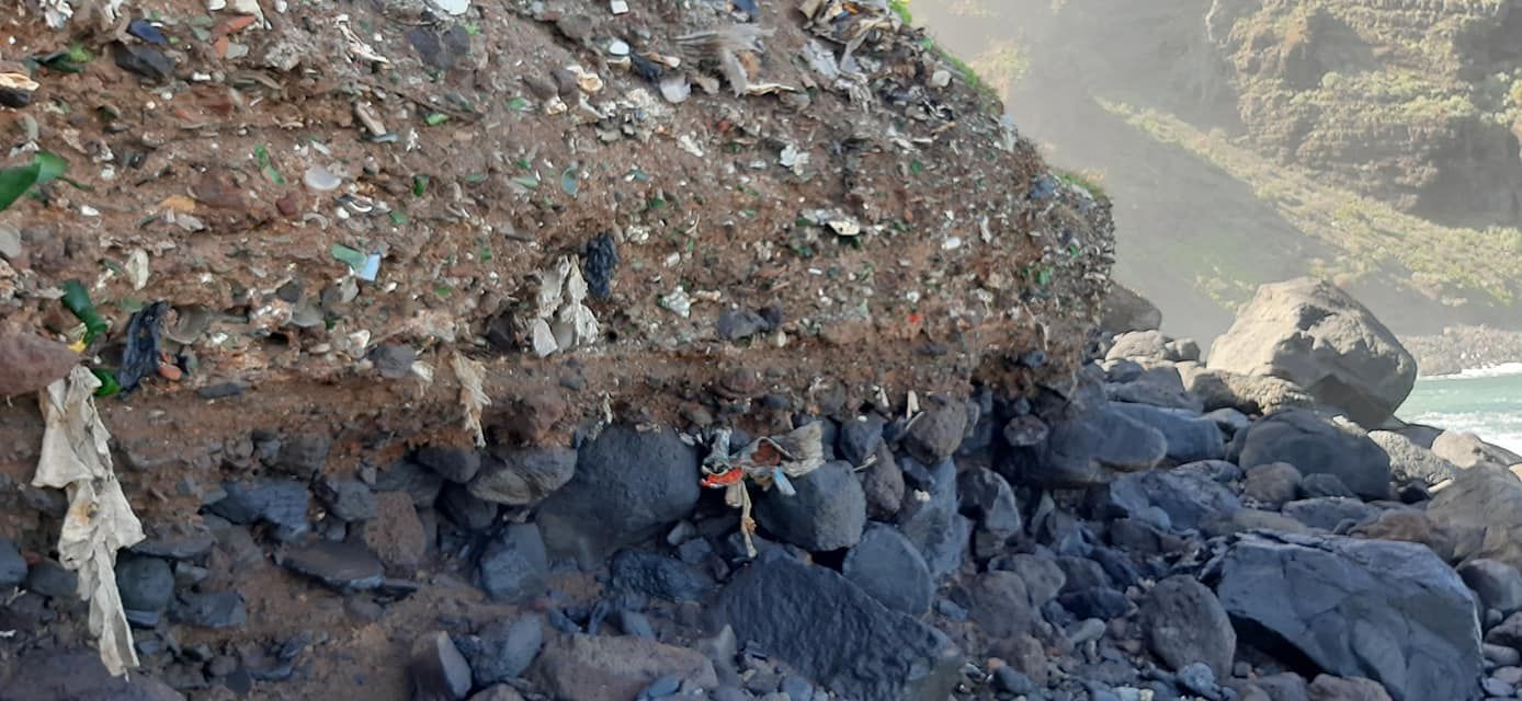 La basura ya forma parte del paisaje en Buenavista