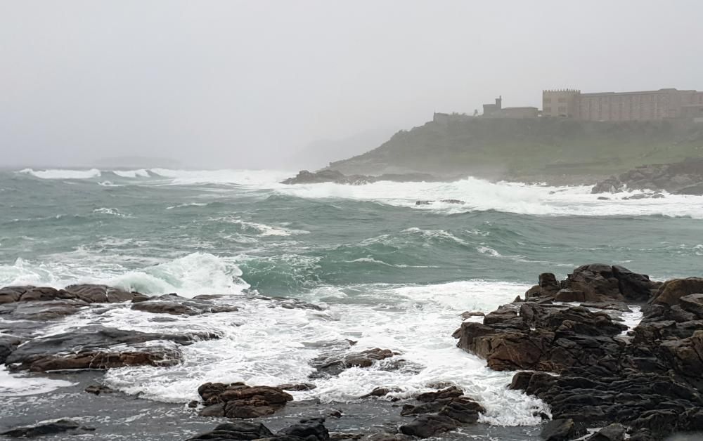 Temporal en el rompeolas de Baiona