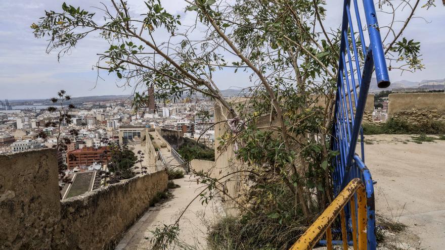 Mal estado de la muralla del Castillo de Santa Bárbara de Alicante