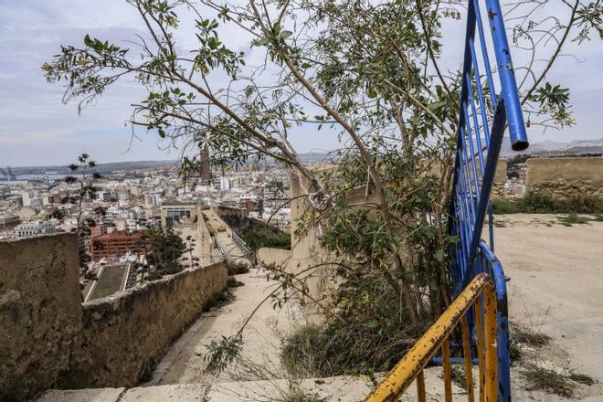 Mal estado de la muralla del Castillo de Santa Bárbara de Alicante