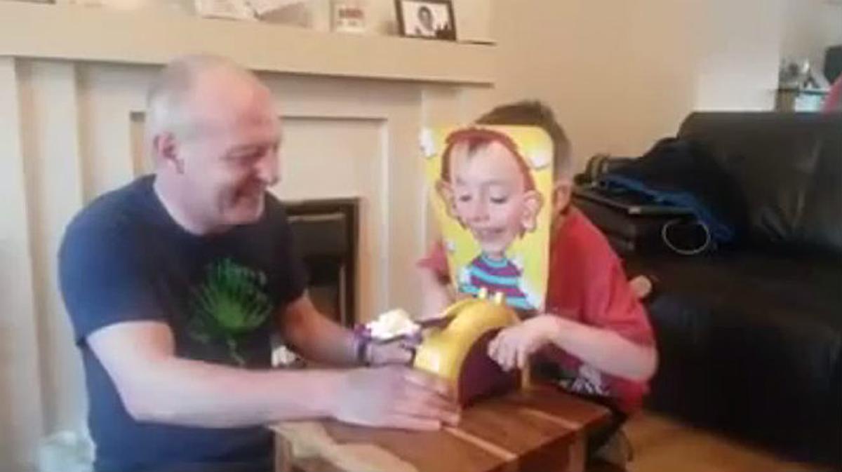 La partida de la ’ruleta rusa’ de la risa entre un abuelo y su nieto.