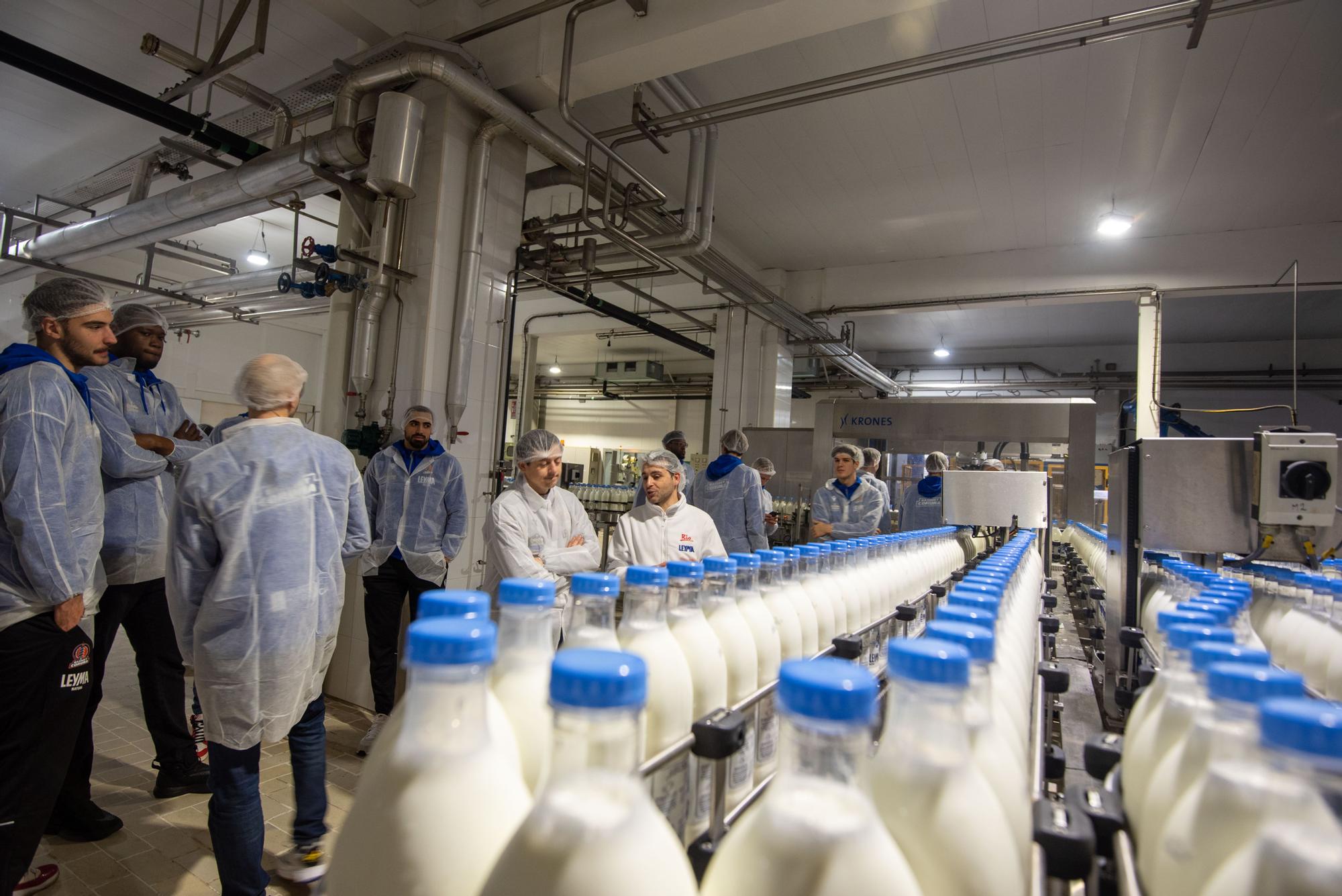 Los jugadores del Básquet Coruña visitan la fábrica de Leyma