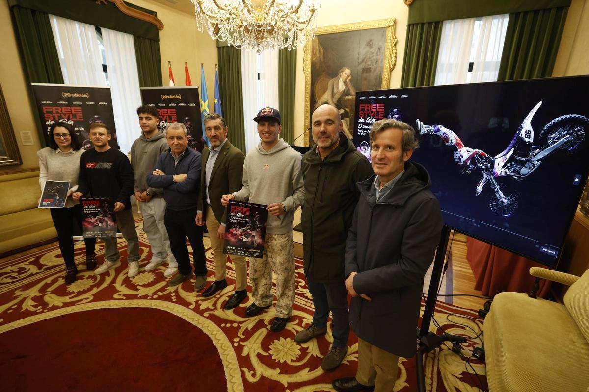 Por la izquierda, María del Valle, Maikel Melero, Mario Lucas, Luis Molina, Jorge Pañeda, José Mincha, Francisco J. Costales, director de Desarrollo de LA NUEVA ESPAÑA, y Pablo González, delegado de Prisa Media en Asturias, en la presentación del Freestyle.
