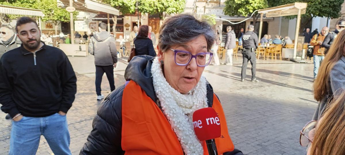 Victoria Molina, secretaria de Igualdad de UPA y presidenta de FADEMUR Murcia, durante el reparto de productos agrícolas en Belluga