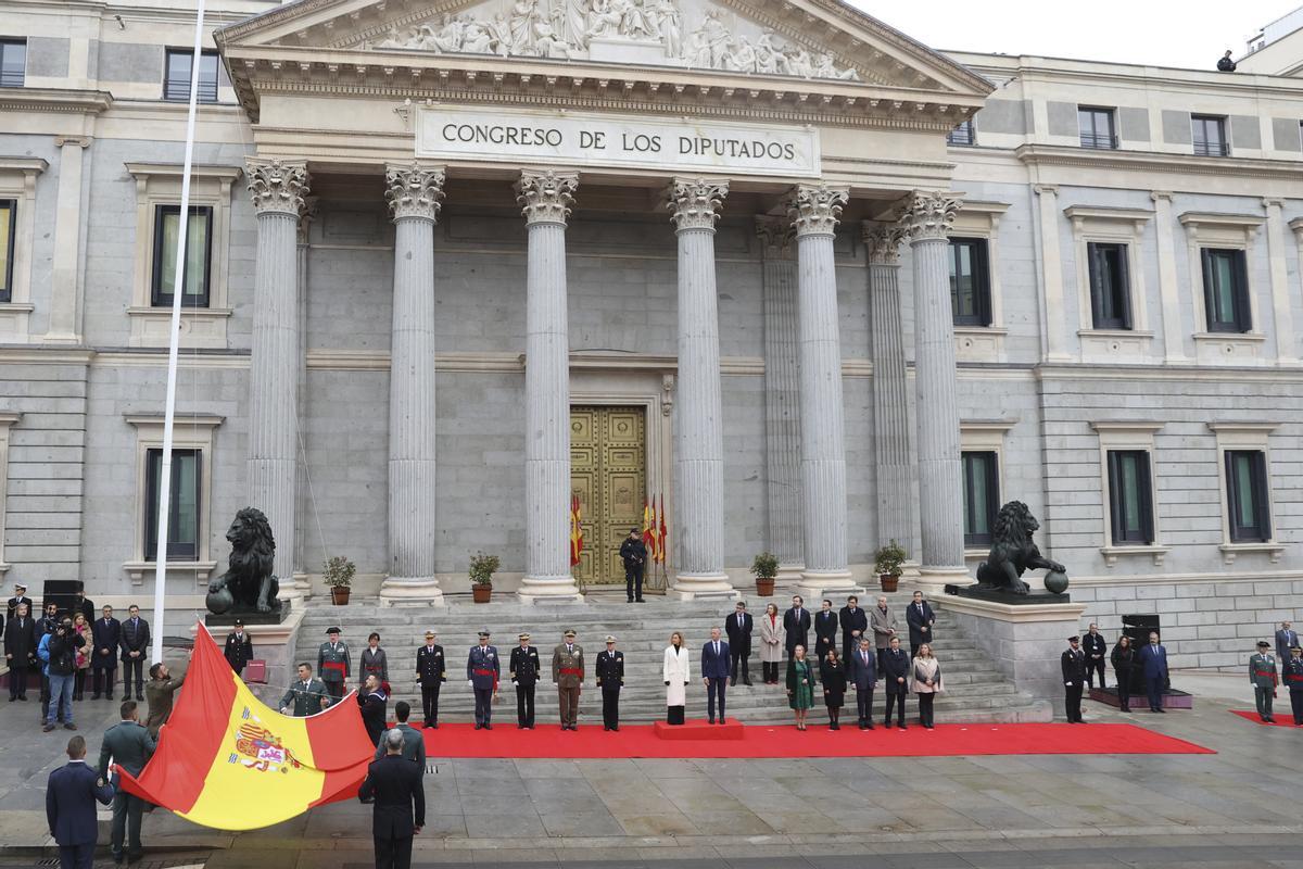  La presidenta del Congreso, Meritxell Batet (c-i) y el presidente del Senado, Ander Gil (c-d) asisten al izado de bandera junto con autoridades militares (i) y políticas (d) a las puertas del Congreso durante la Conmemoración del aniversario de la Constitución en Madrid. 