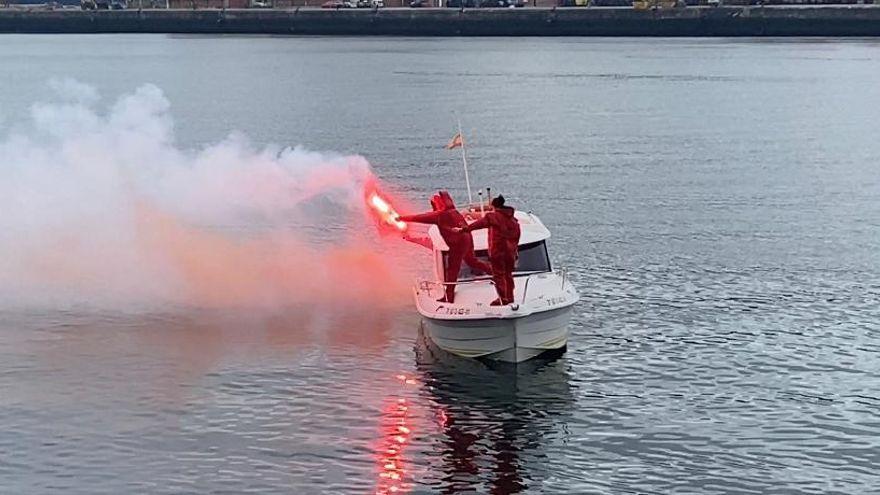 "¡Hombre al agua!": Cruz Roja rescata a cuatro marineros en un simulacro en Avilés