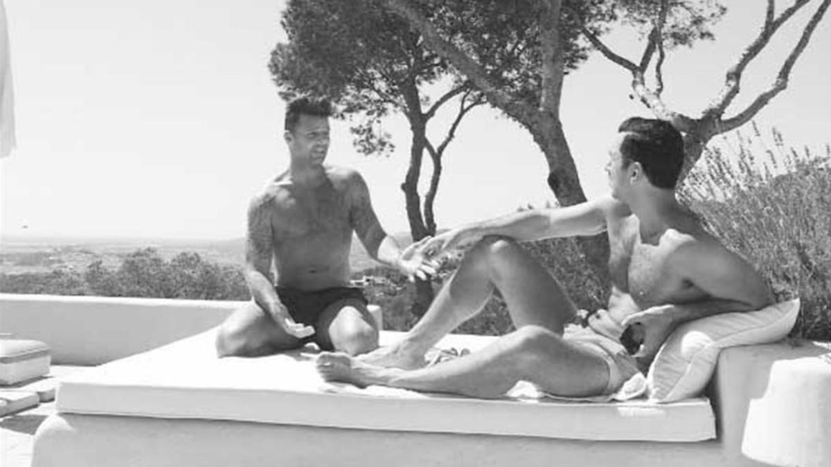 Maluma irrumpe en la casa de Ricky Martin y su novio