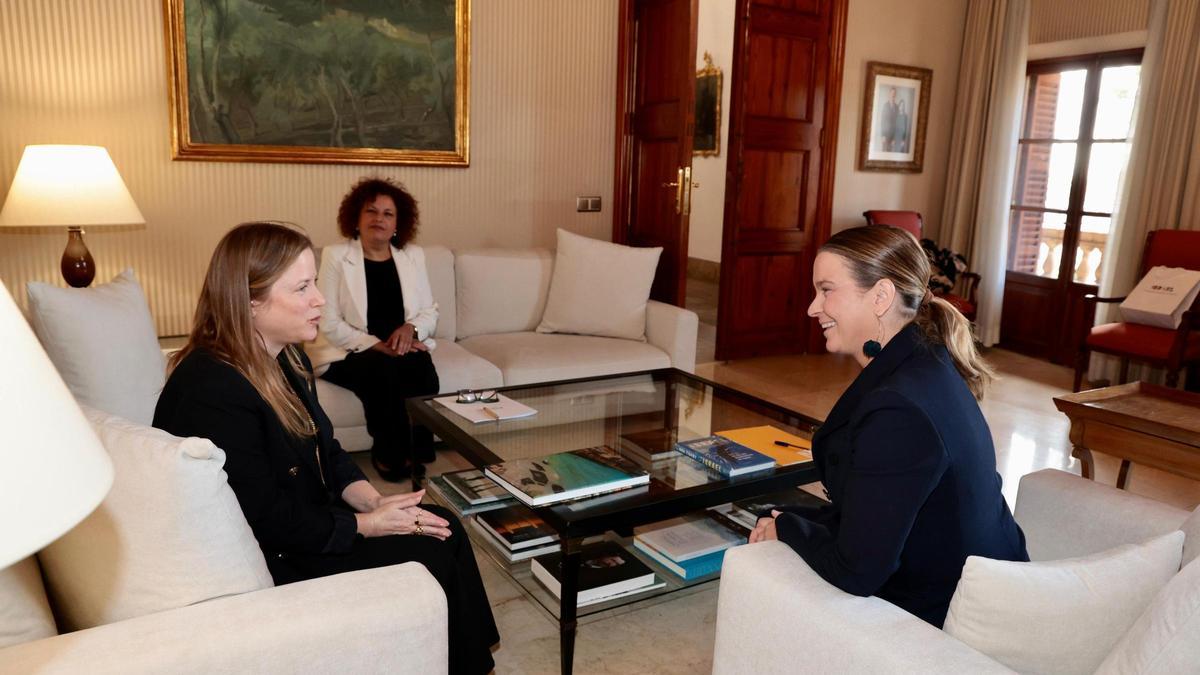 Marga Prohens,  junto a la embajadora en funciones de Israel en España