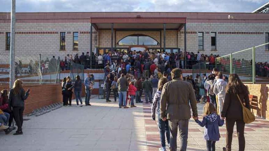 Acceso principal del Pabellón Municipal &quot;La Rosaleda&quot; durante una exhibición de gimnasia rítmica.