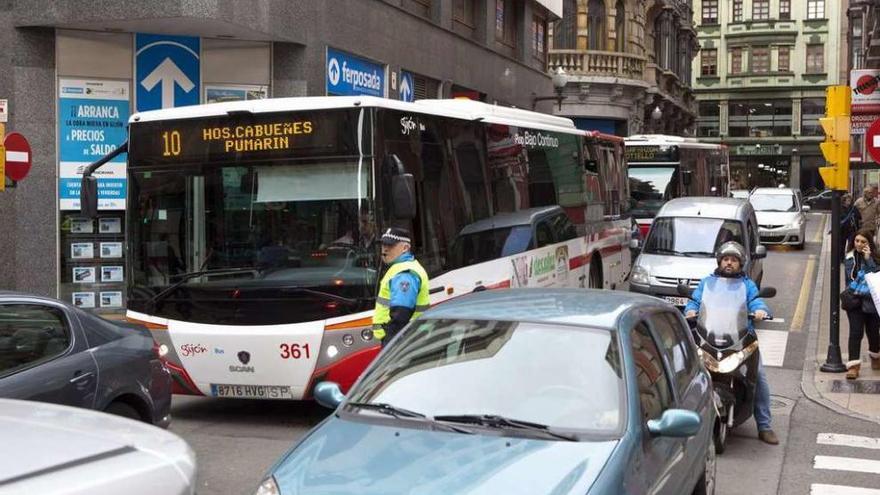 Un agente policial controla el tráfico en la calle Munuza.