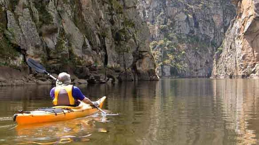 A la izquierda, una de las actividades fluviales por Los Arribes del Duero.