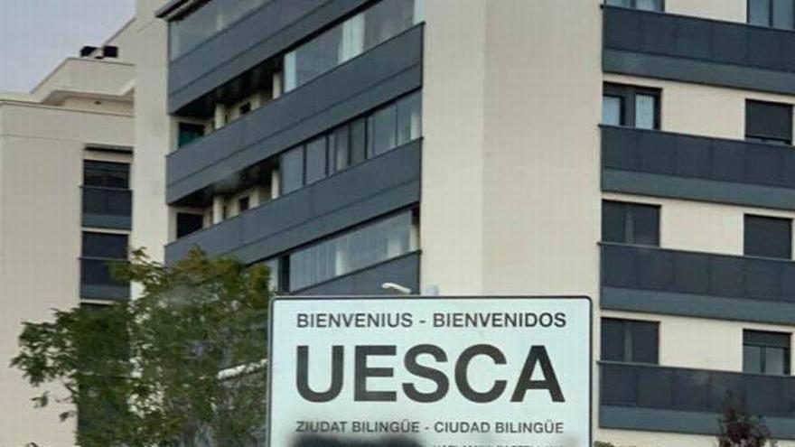 Vandalizan el cartel que da la bienvenida a Huesca en aragonés