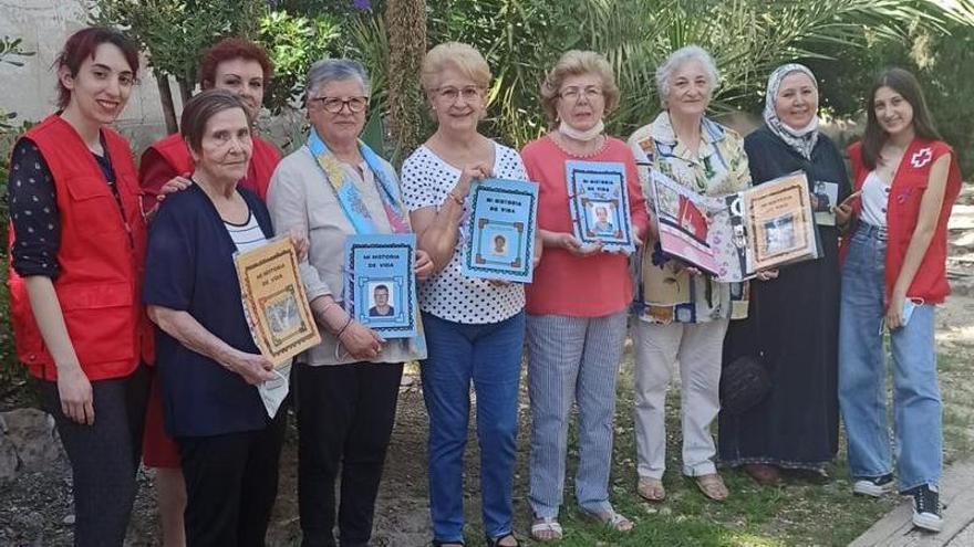 El grupo de personas mayores de Cruz Roja en Elche que participa en esta iniciativa